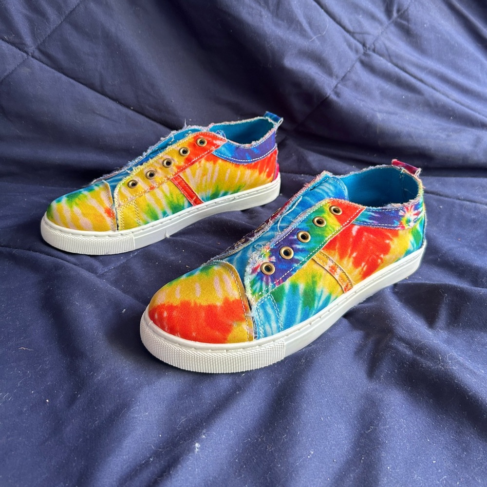Outwoods Red and Orange Sneakers Vibrant Tie-Dye Style